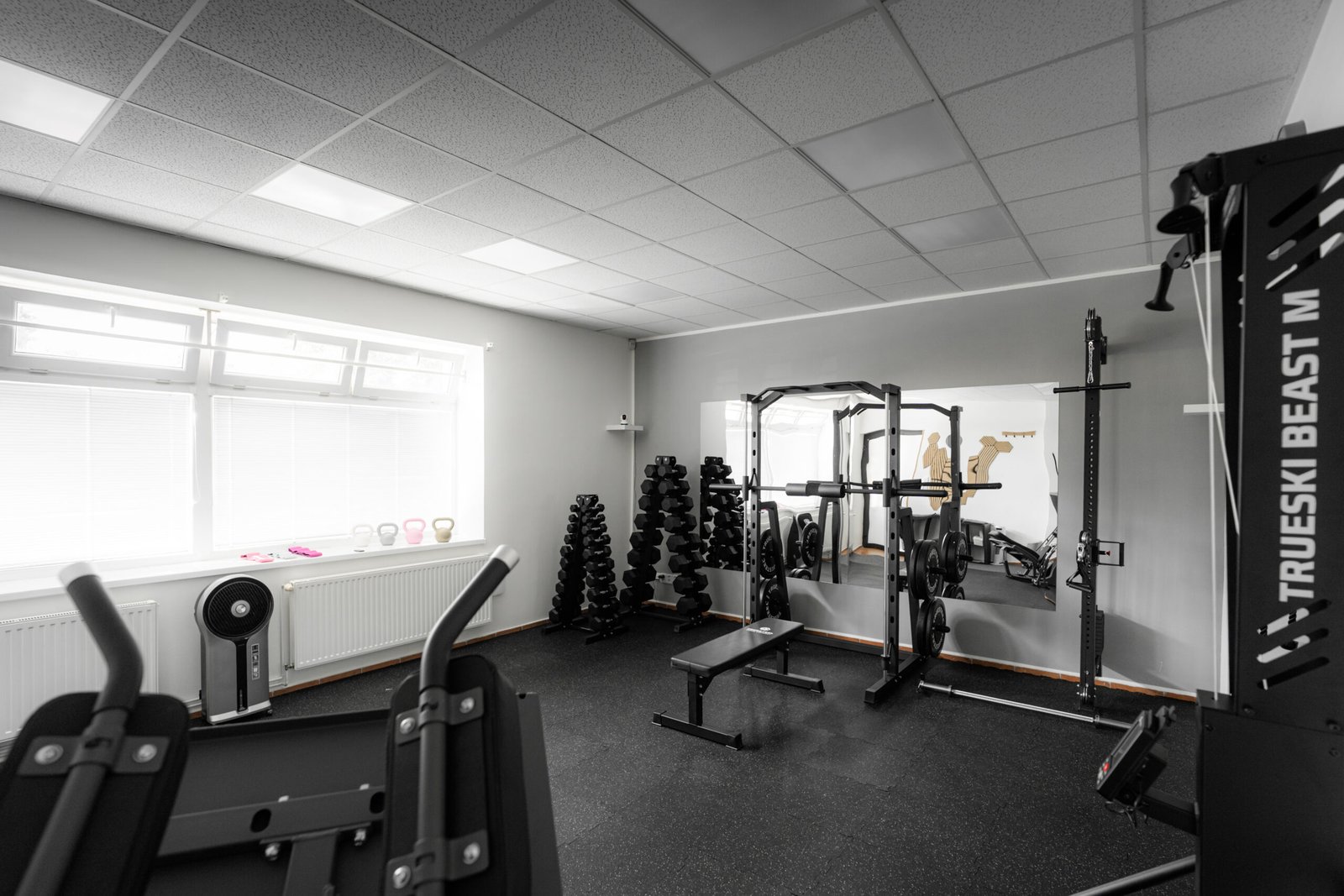 Světlý interiér fitness centra