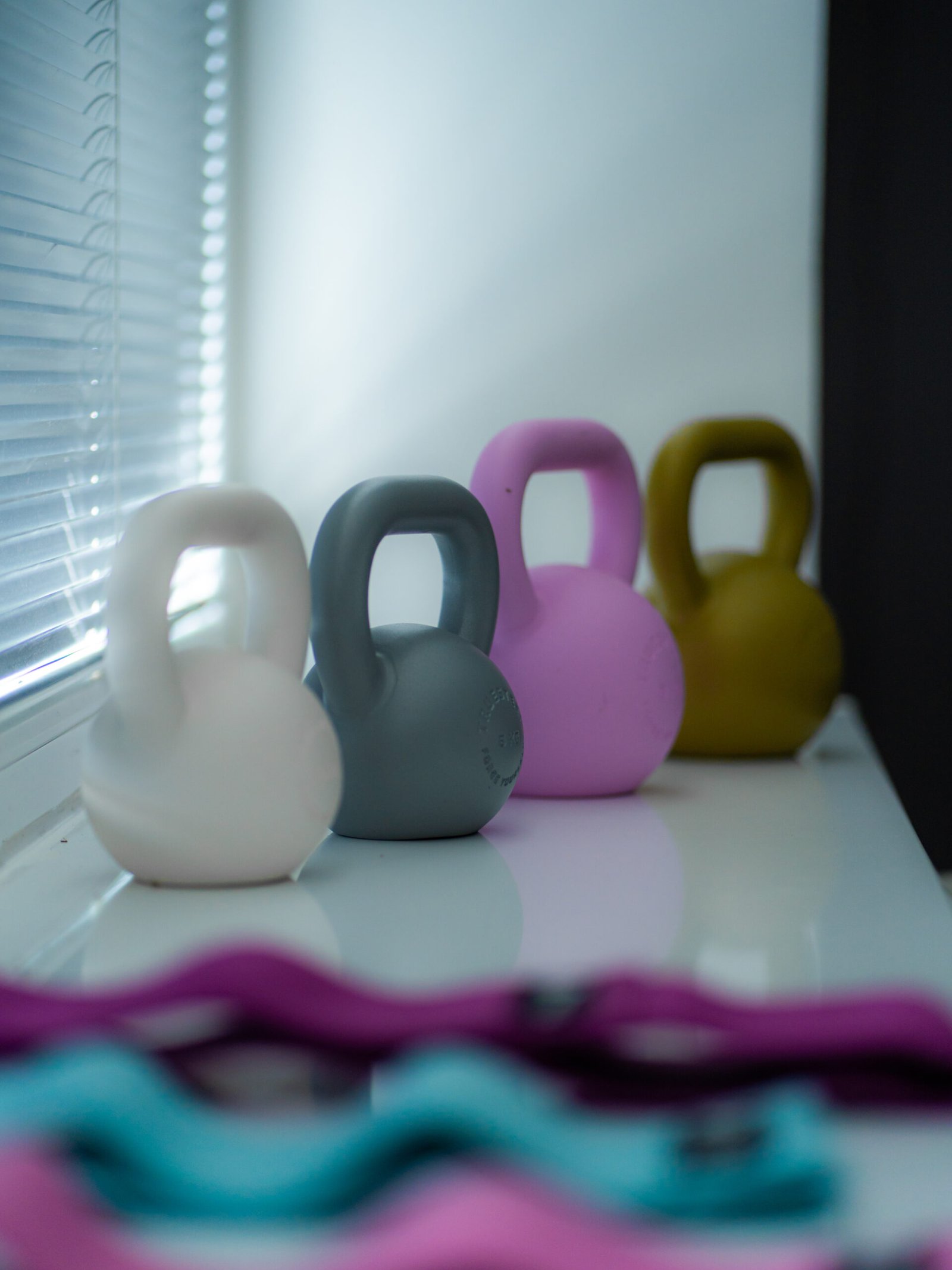 Barevné kettlebelly v 2F Fitness