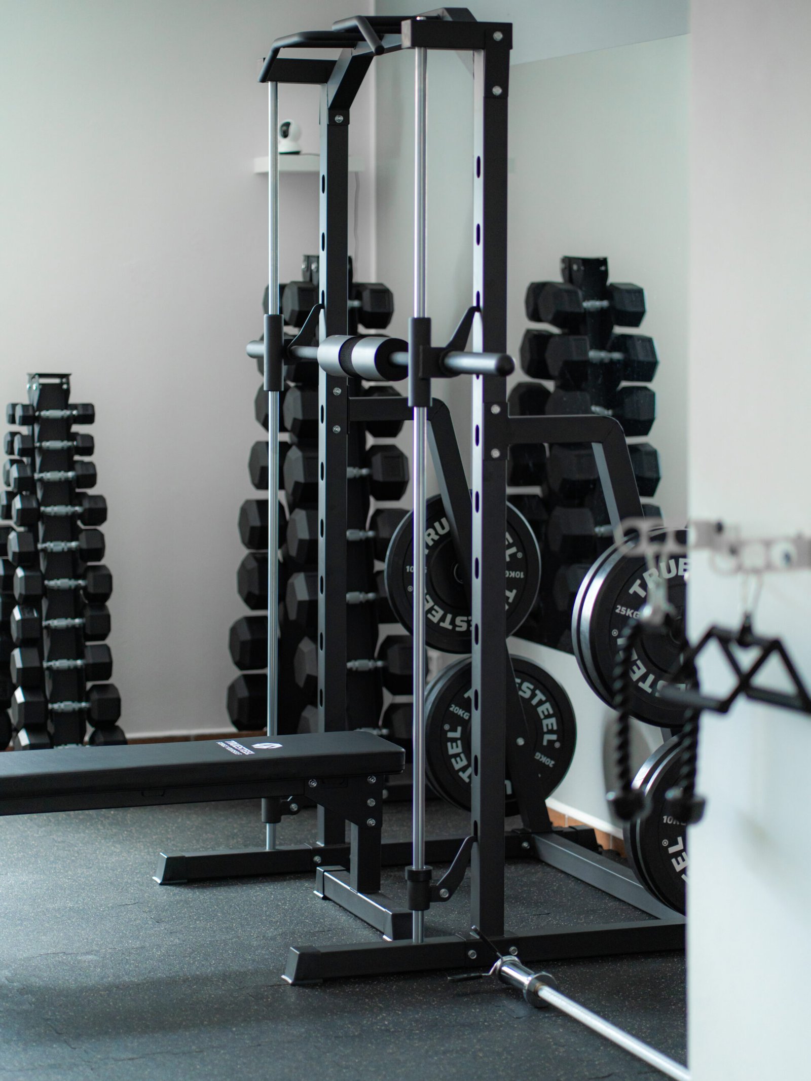 Posilovací stroje a činky v 2F Fitness